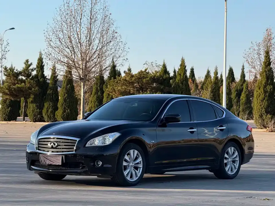 Infiniti M