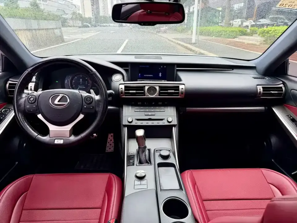 Lexus IS