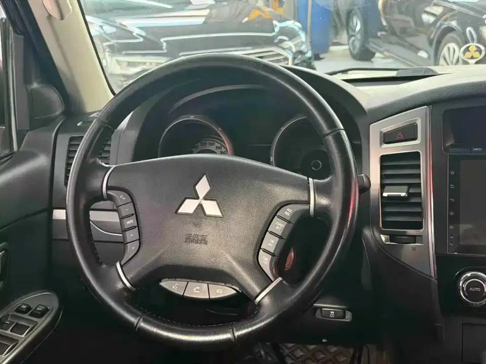 Mitsubishi Pajero (Import)