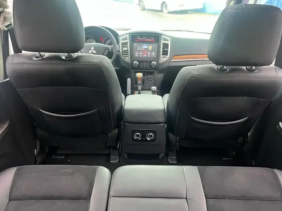 Mitsubishi Pajero (Import)
