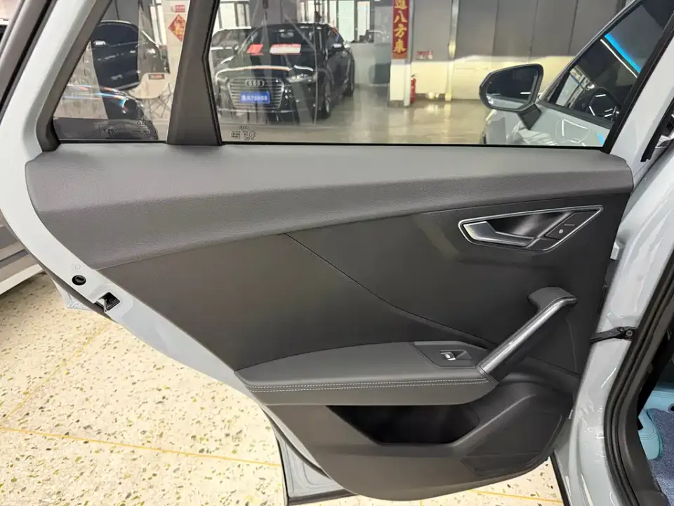 Audi Q2L