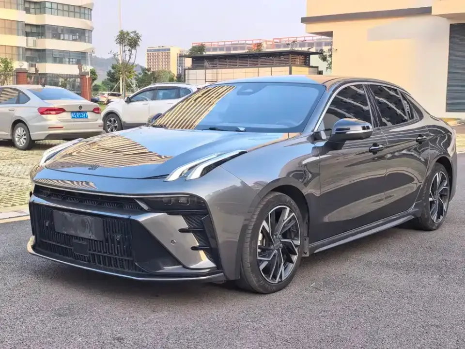 Lynk & Co 03