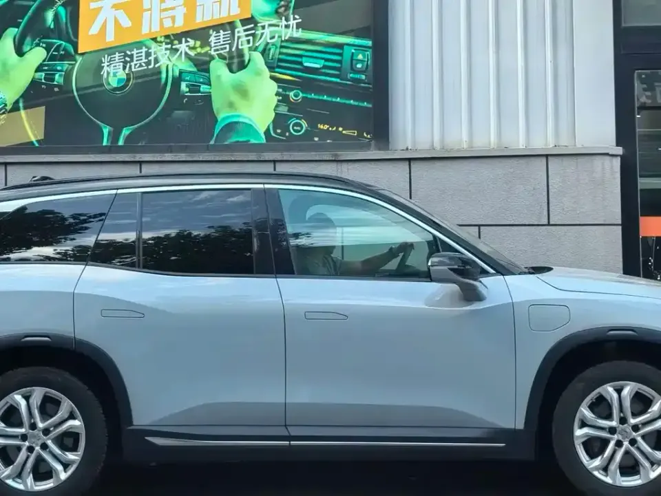Nio ES8
