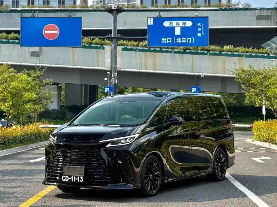 Lexus LM