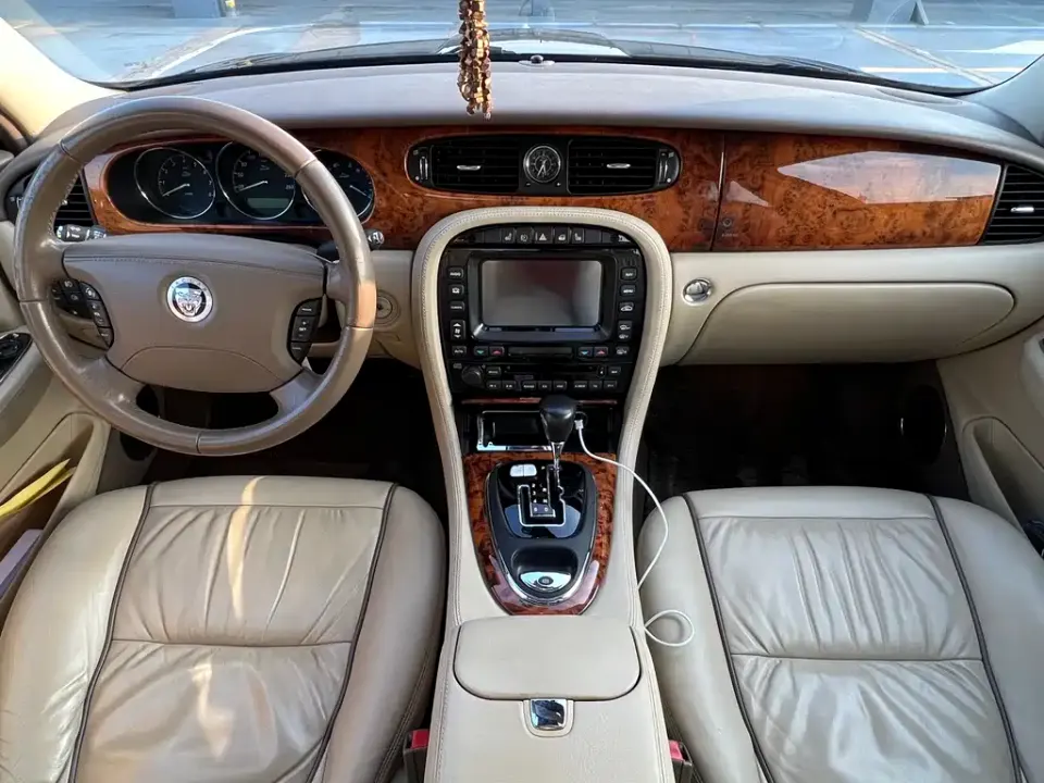 Jaguar XJ
