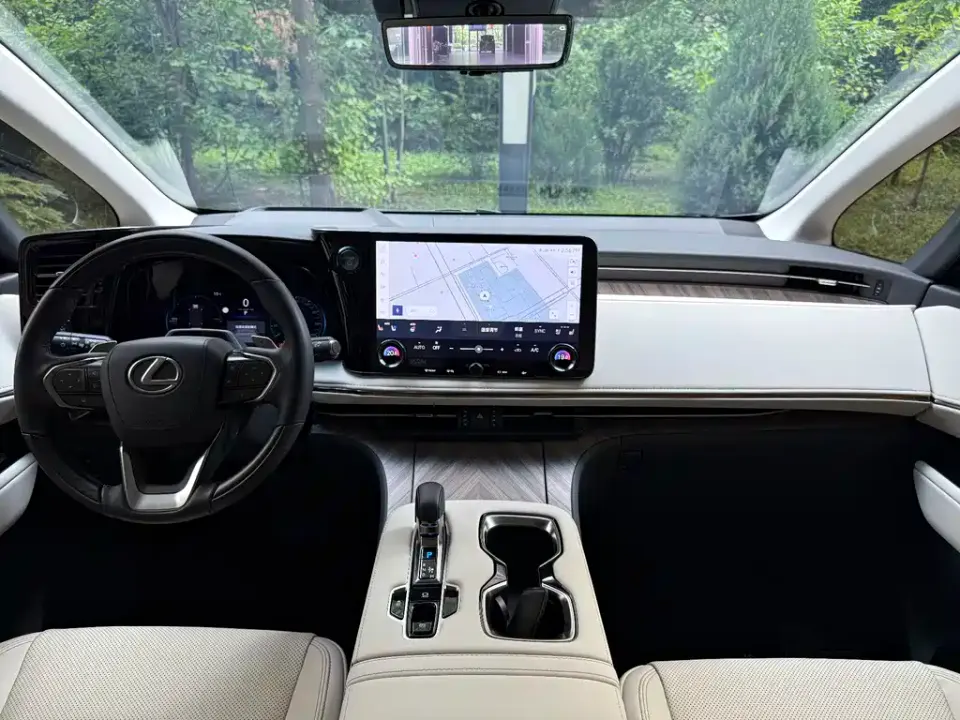 Lexus LM