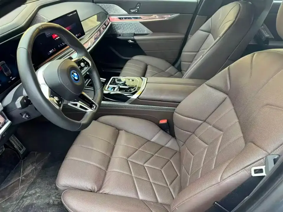 BMW i7 M70L