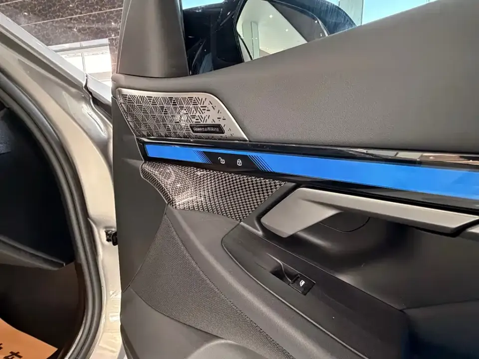 BMW i5 M60