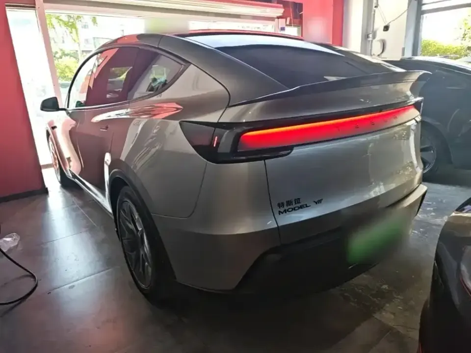 Tesla Model Y L