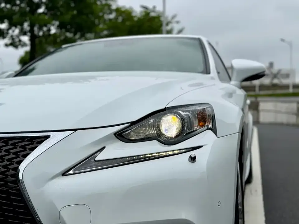 Lexus IS