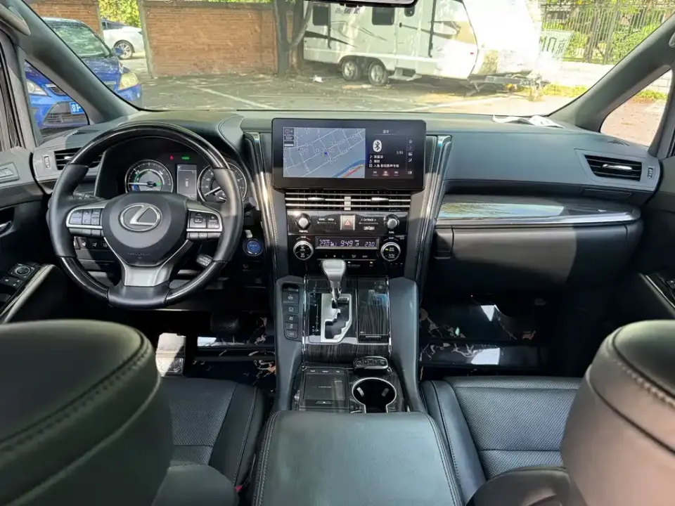 Lexus LM