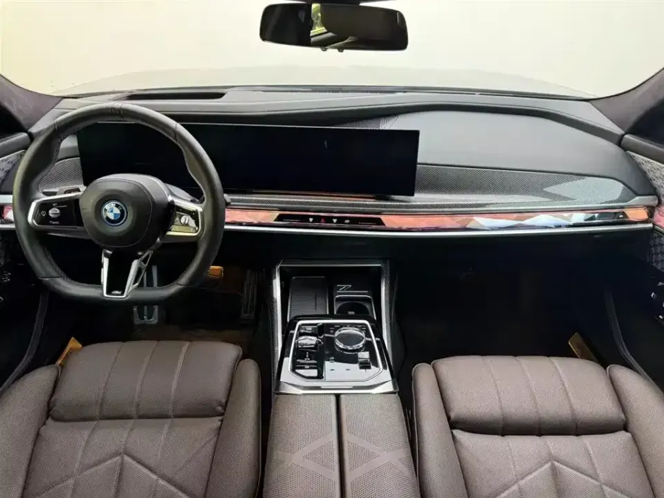 BMW i7 M70L