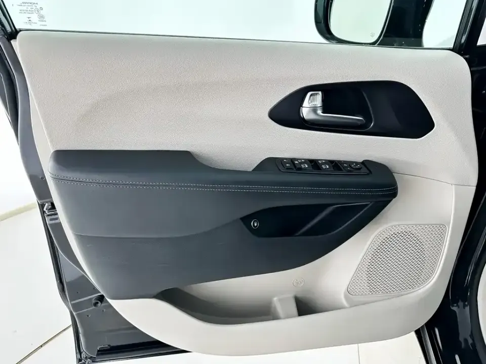 Chrysler Grand Voyager PHEV (Import)