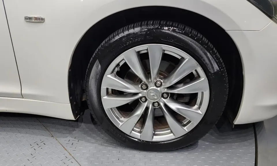 Infiniti M