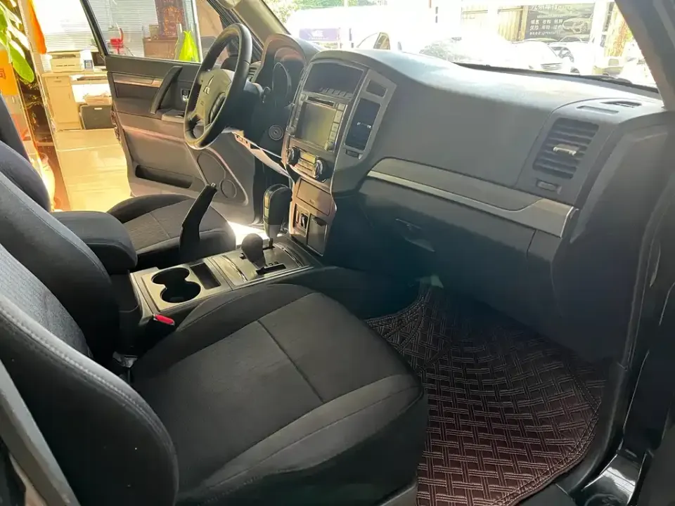 Mitsubishi Pajero (Import)