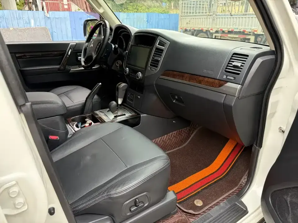 Mitsubishi Pajero (Import)