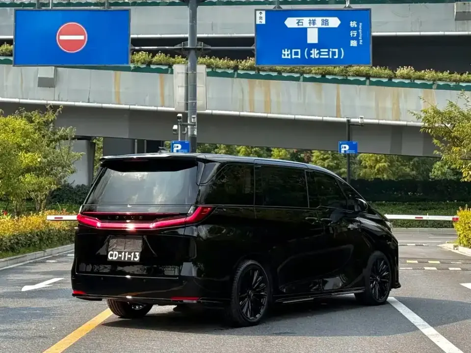 Lexus LM
