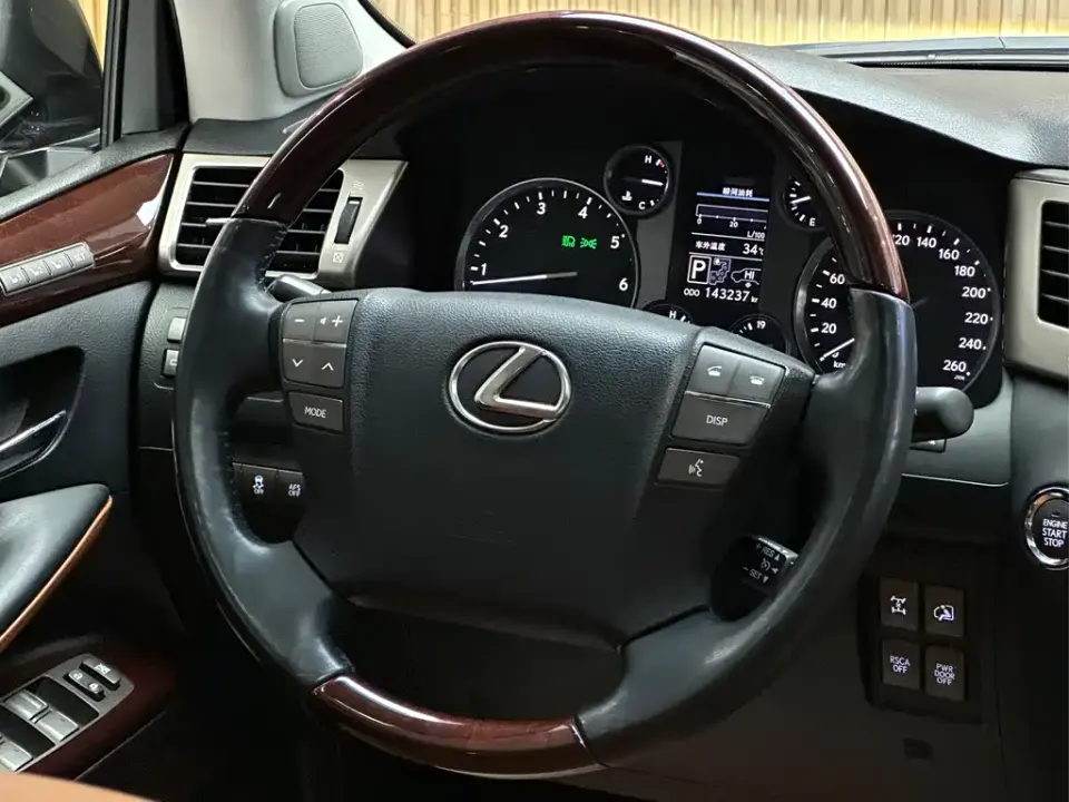 Lexus LX