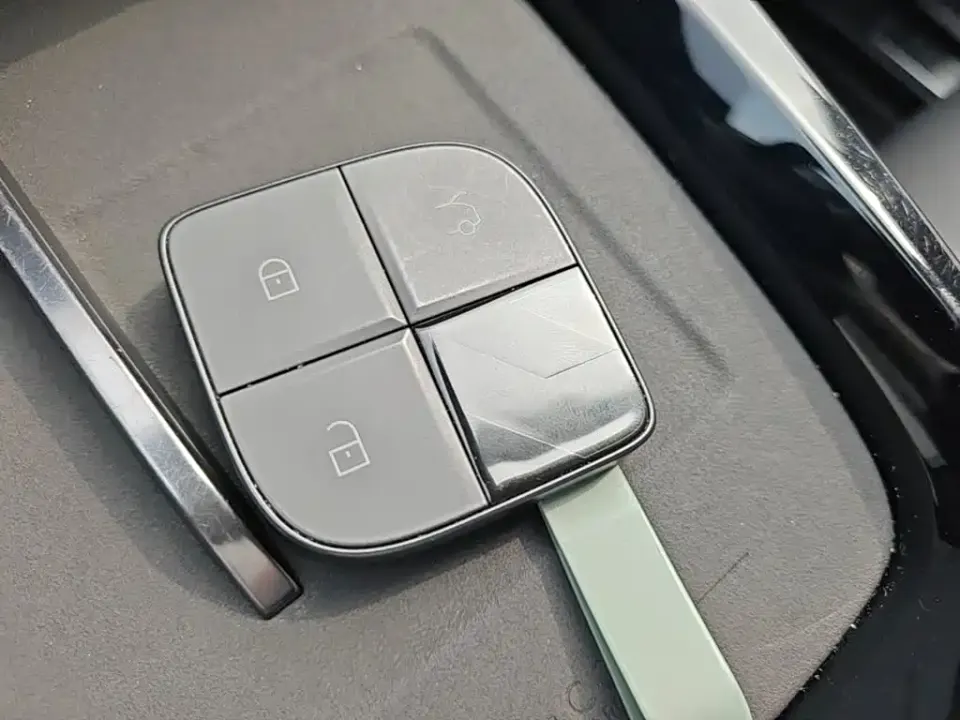 Lynk & Co 08 EM-P