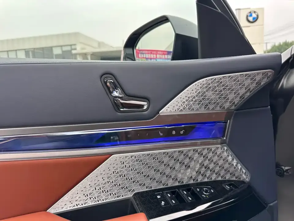 BMW i7
