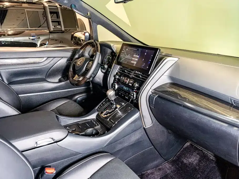 Lexus LM