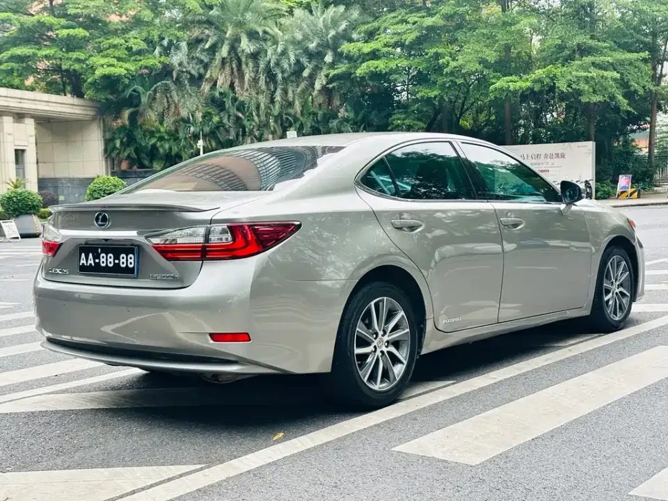 Lexus ES