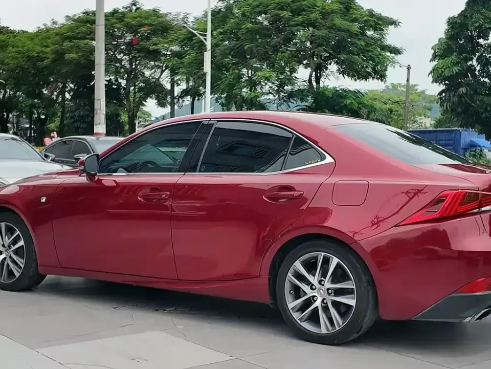 Lexus IS