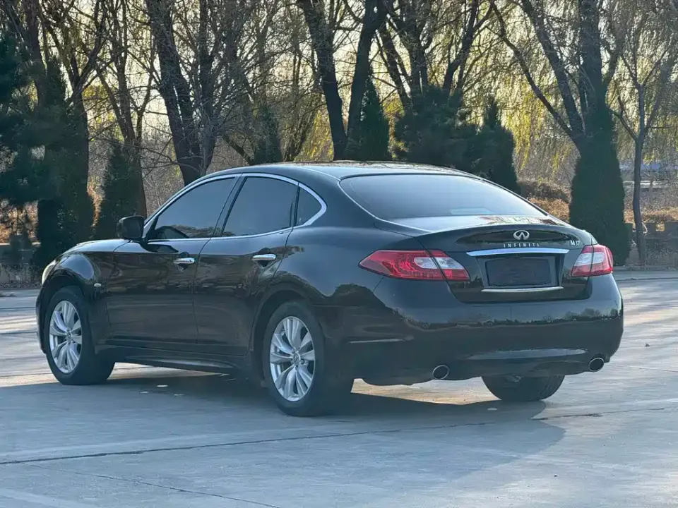 Infiniti M