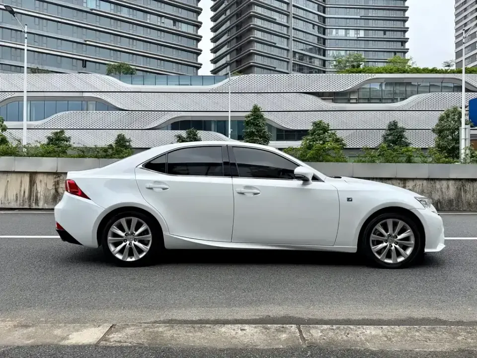 Lexus IS