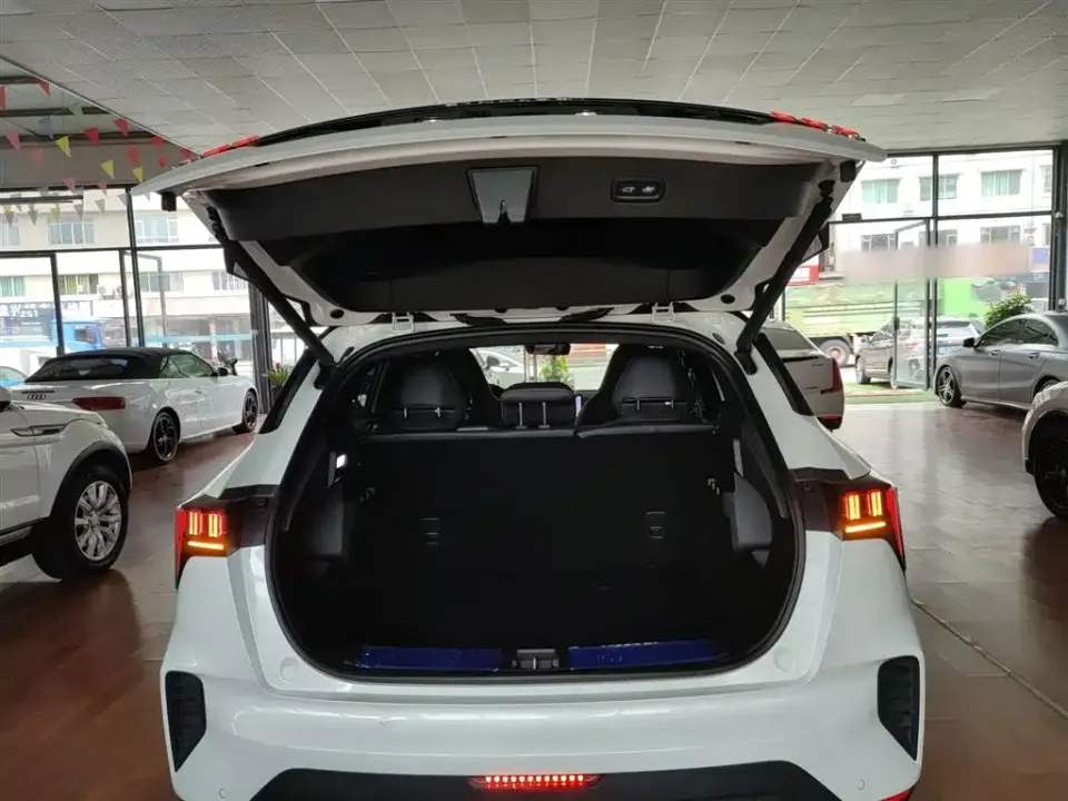 Lynk & Co 06