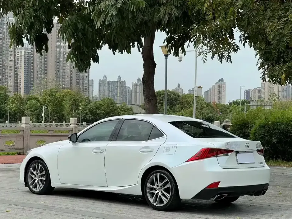 Lexus IS