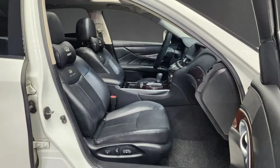 Infiniti M