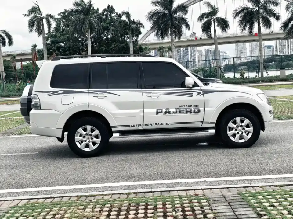 Mitsubishi Pajero (Import)