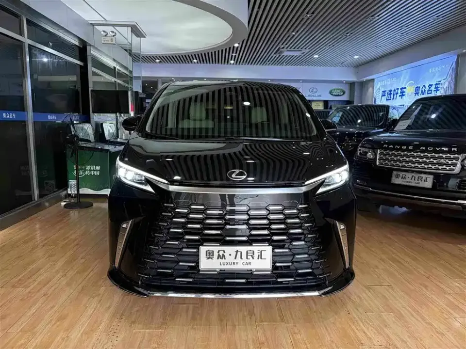 Lexus LM