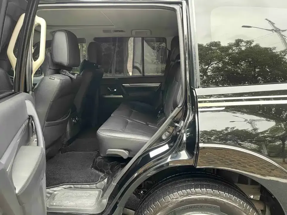 Mitsubishi Pajero (Import)