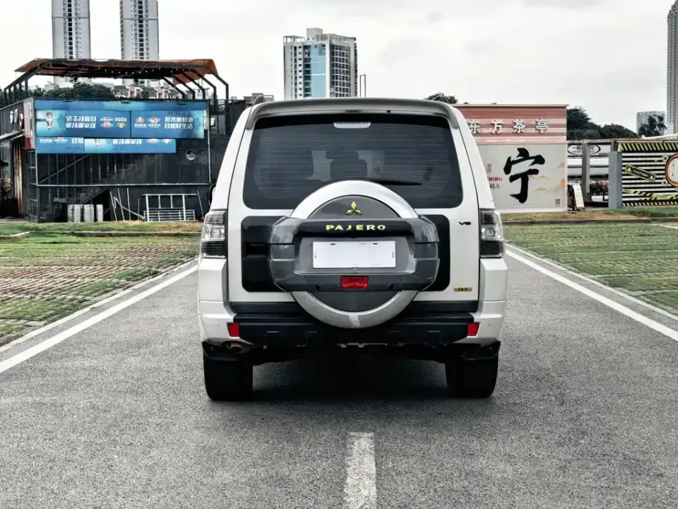 Mitsubishi Pajero (Import)
