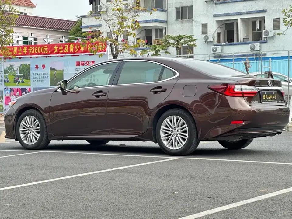 Lexus ES