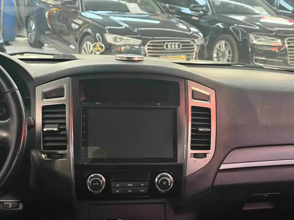 Mitsubishi Pajero (Import)