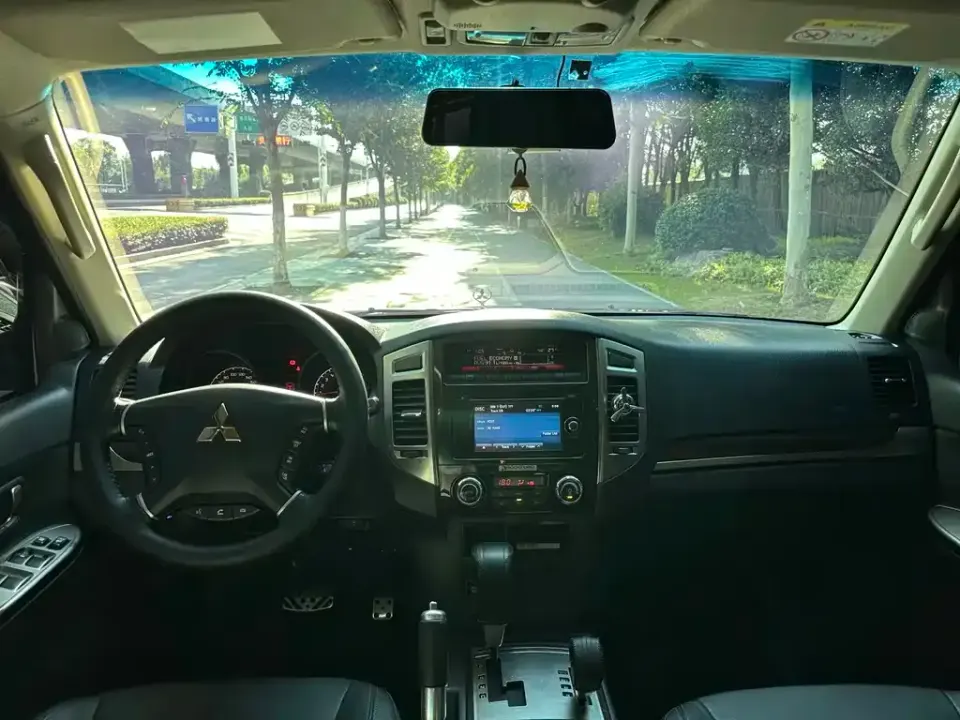Mitsubishi Pajero (Import)