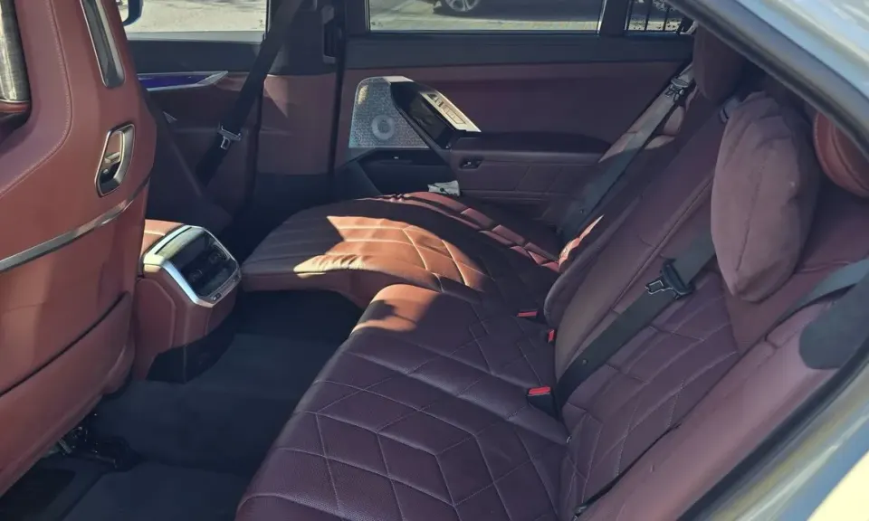 BMW i7