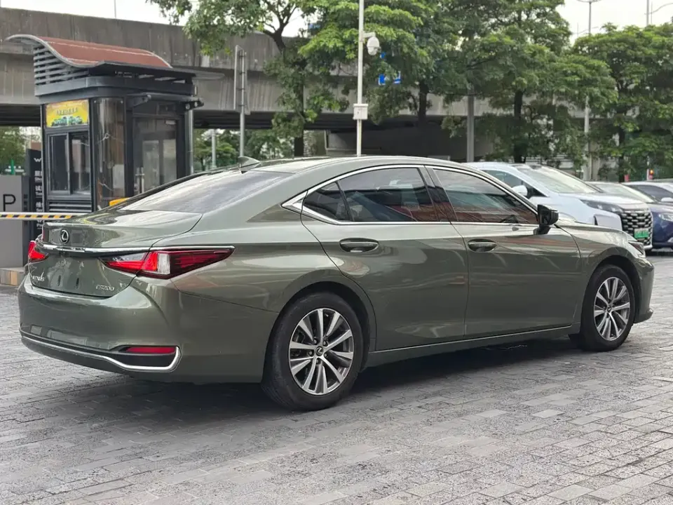 Lexus ES