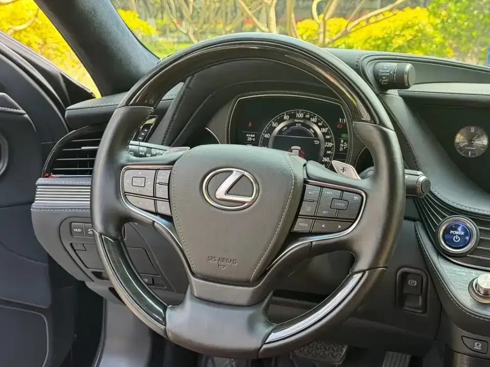 Lexus LS