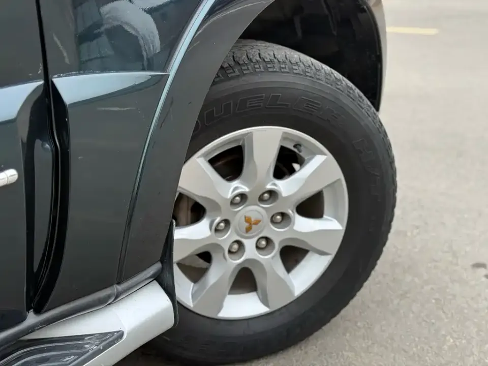 Mitsubishi Pajero (Import)