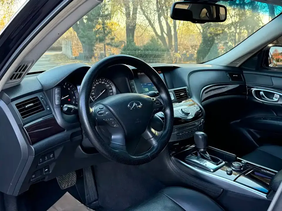 Infiniti M