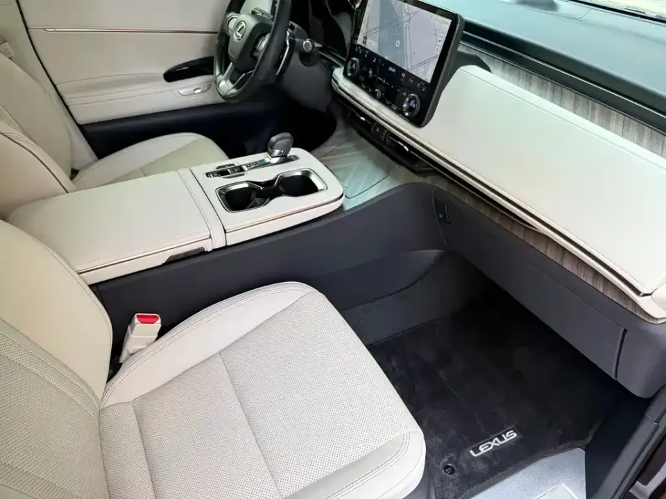 Lexus LM