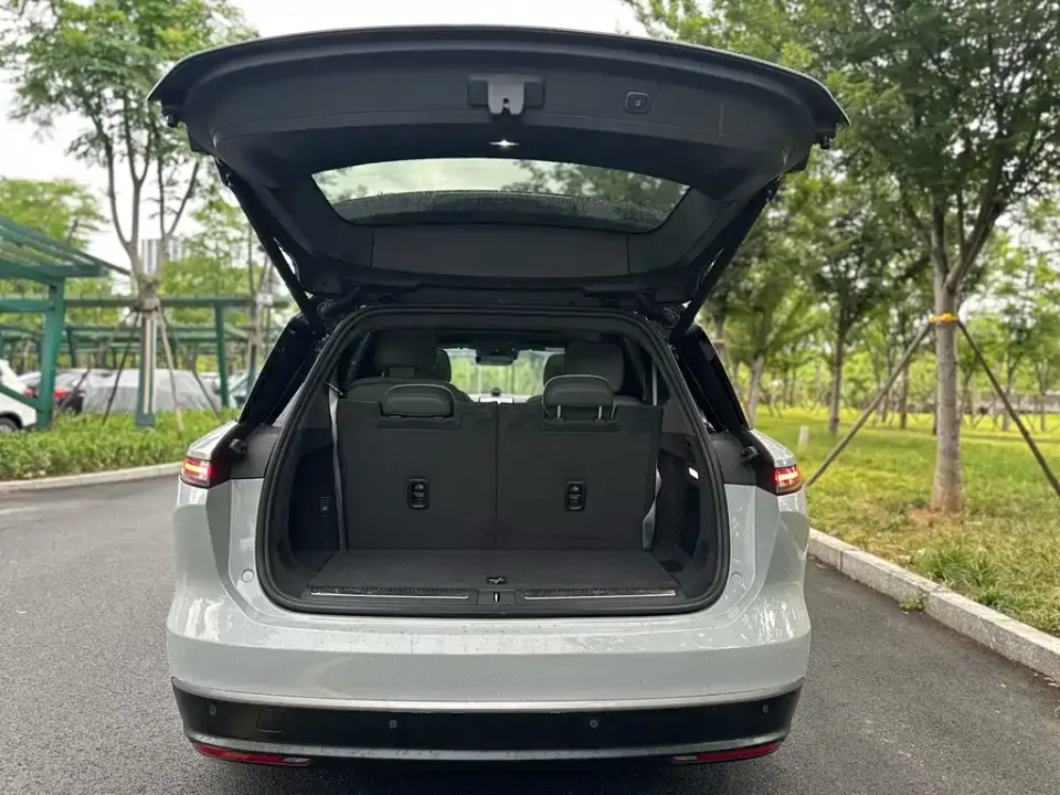 Nio ES8