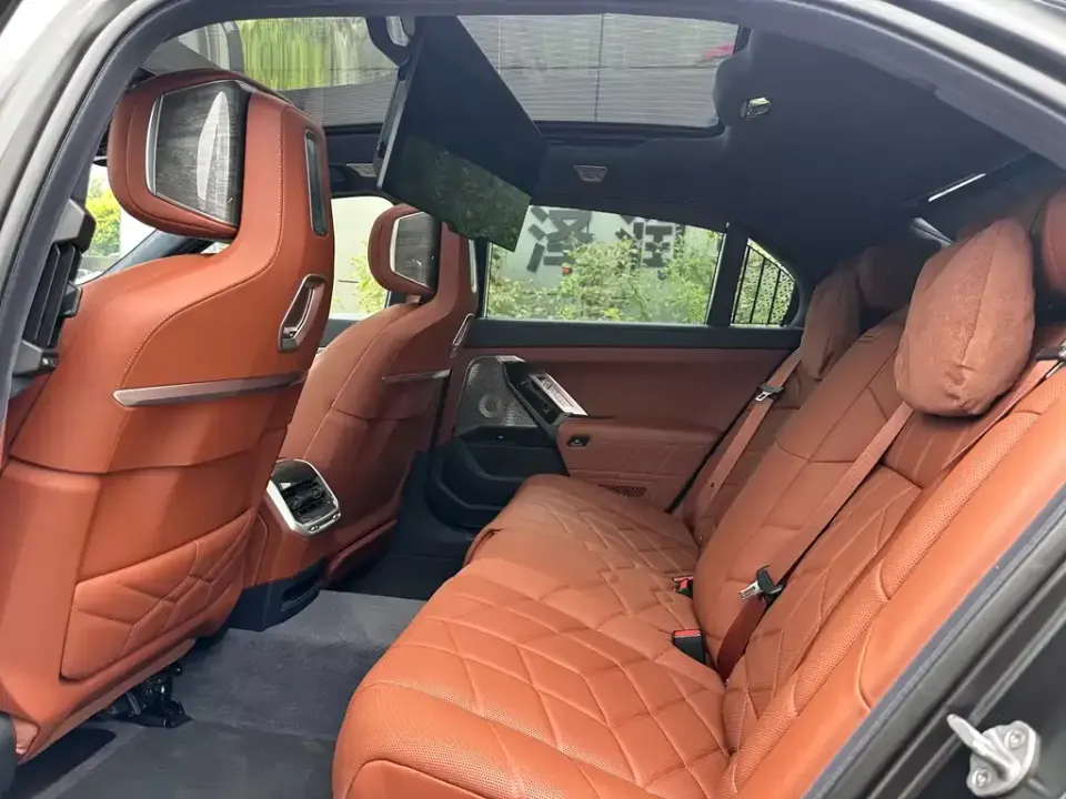 BMW i7
