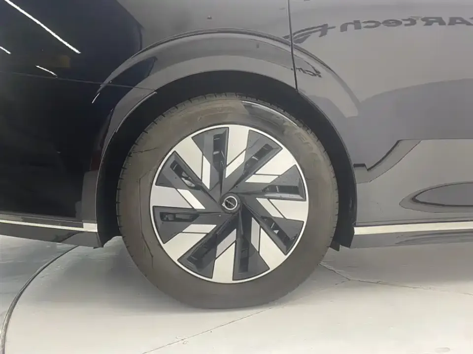 Volvo EM90