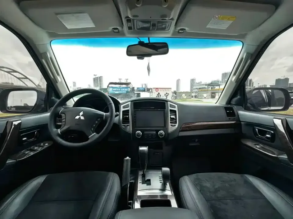 Mitsubishi Pajero (Import)