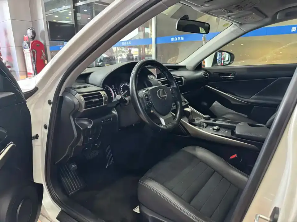 Lexus IS
